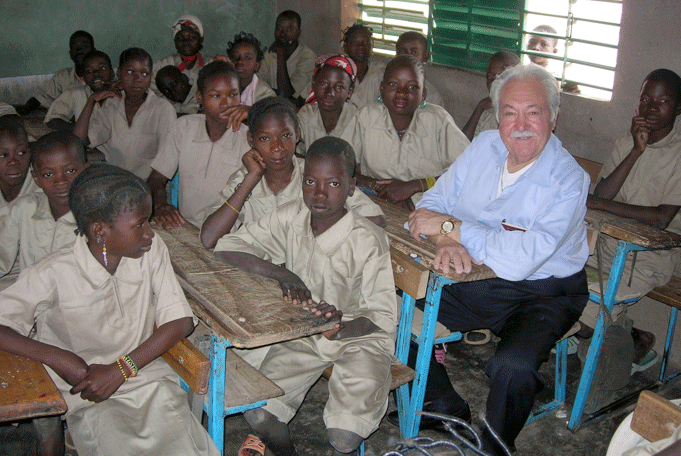 Pasquale Pistorio with sponsored elementary school students in Nibagdo