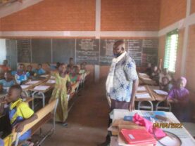 100 Euro di contributo per la costruzione e allestimento di una nuova aula nella scuola primaria del villaggio di Tanguin